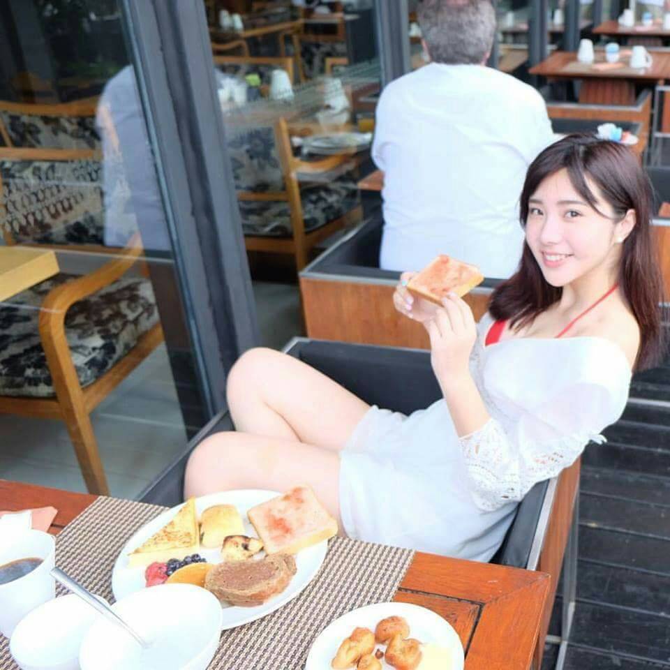 朝食を食べるエスコートアガシの女性